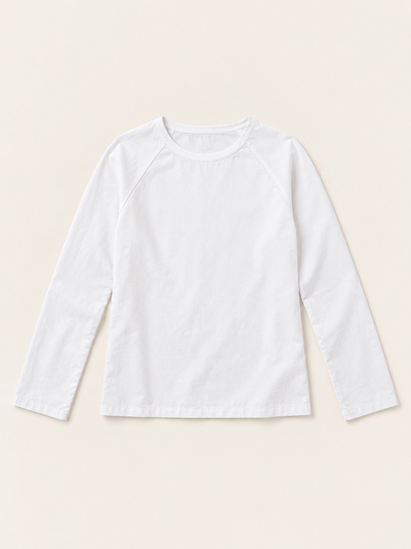 Raglan sleeve: A sleeve whose seam runs diagonally from underarm to collar.